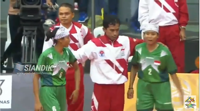 Trọng tài quá thiên vị đội nhà, cầu mây Indonesia bức xúc bỏ đấu - Ảnh 1.
