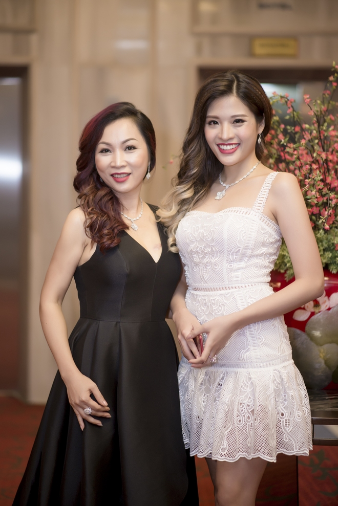 Hoa hậu Phan Hoàng Thu gây chú ý với bộ trang sức tiền tỷ - Ảnh 10.