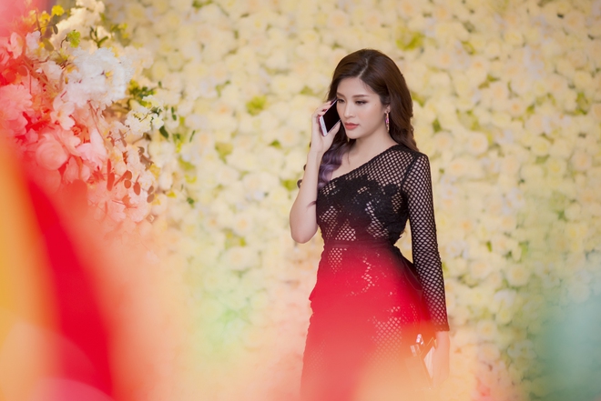 Hoa hậu Phan Hoàng Thu mặc áo lưới gợi cảm gây chú ý - Ảnh 3.