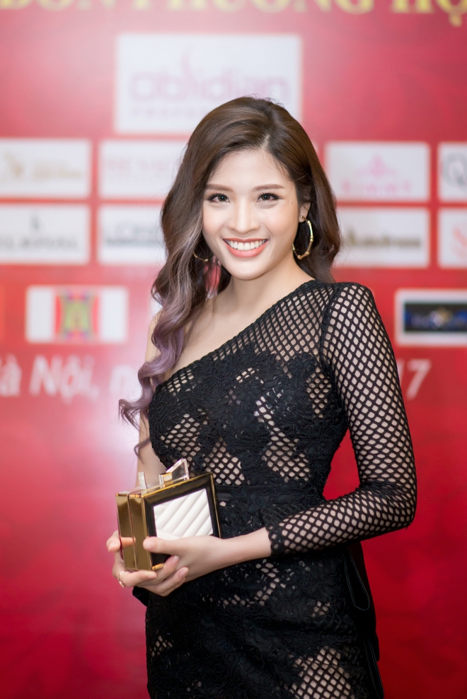 Hoa hậu Phan Hoàng Thu mặc áo lưới gợi cảm gây chú ý - Ảnh 5.