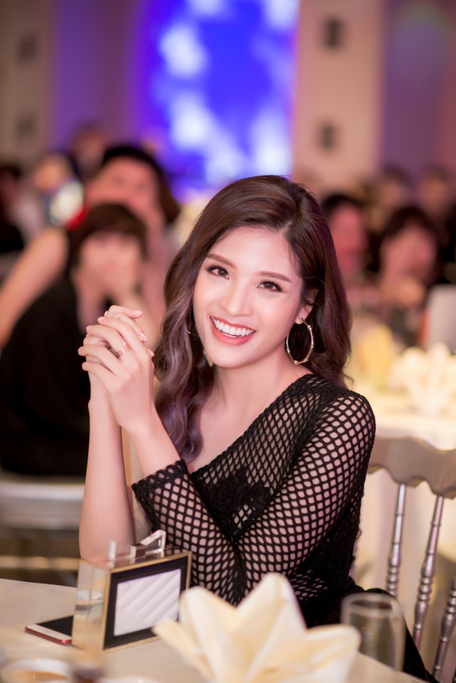 Hoa hậu Phan Hoàng Thu mặc áo lưới gợi cảm gây chú ý - Ảnh 8.