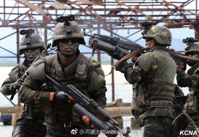 Quân đội Triều Tiên lột xác hay màn trình diễn thời trang thảm họa? - Ảnh 1.