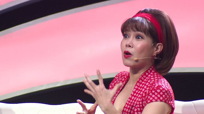 Phi Thanh Vân ngã quỵ trên sân khấu khi đang hát - Ảnh 2.