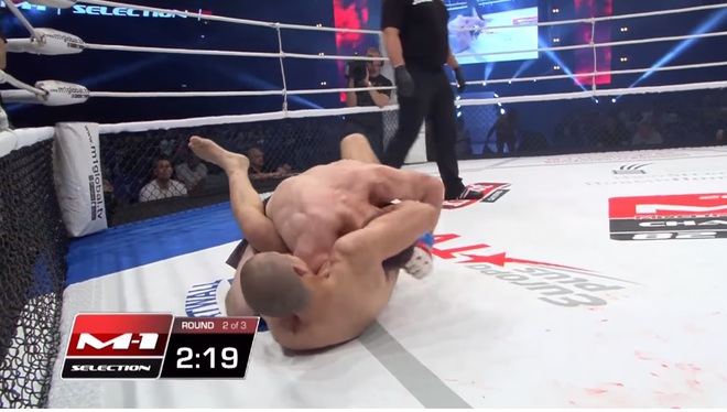 Liên tục “siết cổ” đối thủ, võ sĩ MMA gốc Việt vẫn nhận kết cục đau đớn - Ảnh 2.