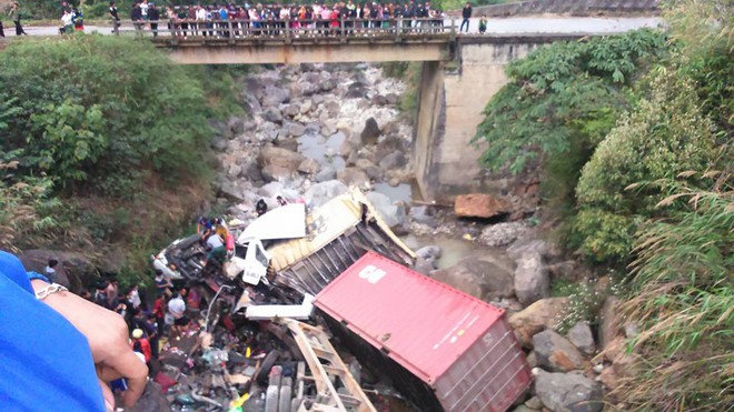 Lai châu: Xe container lao qua thành cầu rơi xuống suối, 4 người bị thương - Ảnh 1.