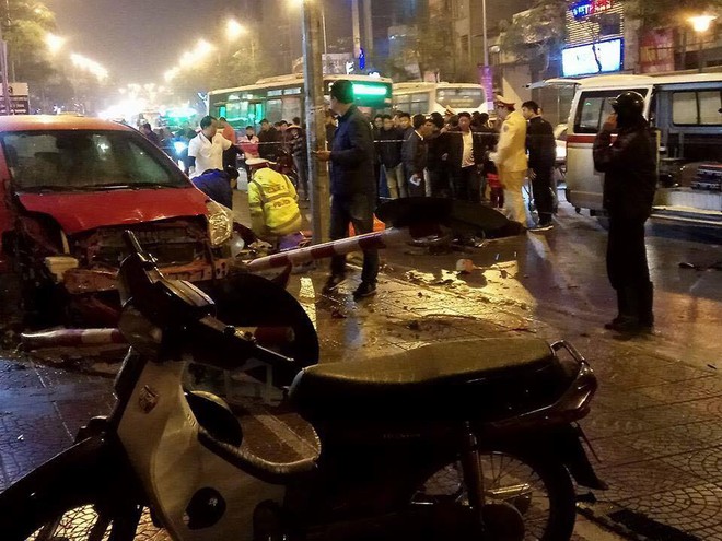 Hà Nội: Ô tô mất lái đâm hàng loạt phương tiện giao thông, 6 người bị thương - Ảnh 2.