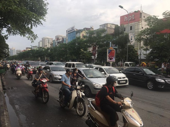 Xe sang Mercedes đâm hàng loạt phương tiện trên phố Xã Đàn - Ảnh 1.