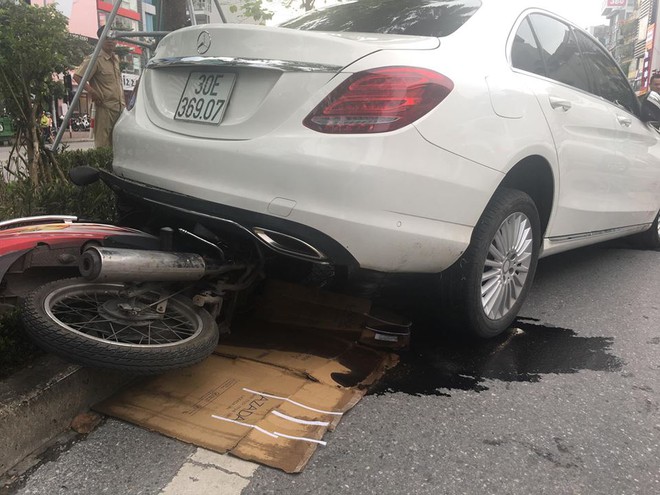 Xe sang Mercedes đâm hàng loạt phương tiện trên phố Xã Đàn - Ảnh 2.