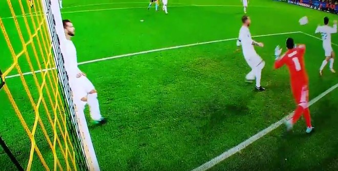 Ramos chơi bóng chuyền lộ liễu, Real Madrid vẫn thoát penalty - Ảnh 1.