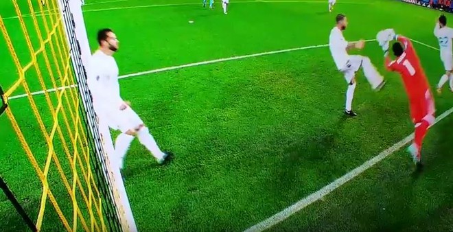 Ramos chơi bóng chuyền lộ liễu, Real Madrid vẫn thoát penalty - Ảnh 2.