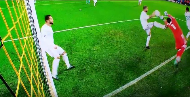 Ramos chơi bóng chuyền lộ liễu, Real Madrid vẫn thoát penalty - Ảnh 3.