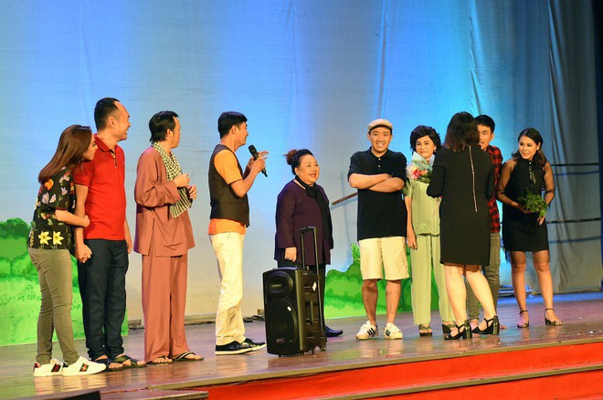 Gặp tai nạn trên sân khấu, Hoài Linh vẫn nén đau hết mình vì khán giả - Ảnh 8.