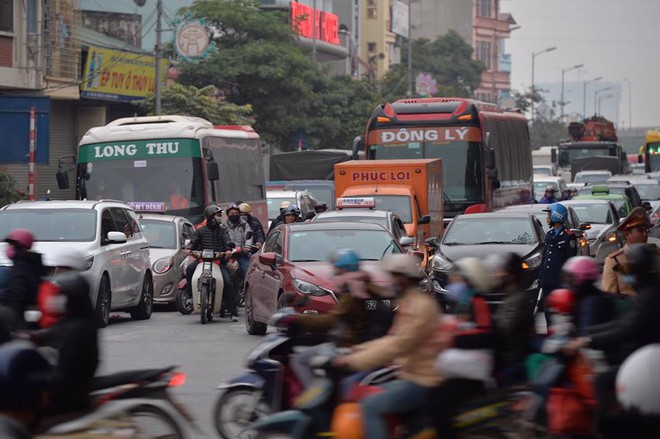 Người dân ùn ùn về lại Hà Nội sau kỳ nghỉ tết, cửa ngõ phía nam bắt đầu đông đúc - Ảnh 1.