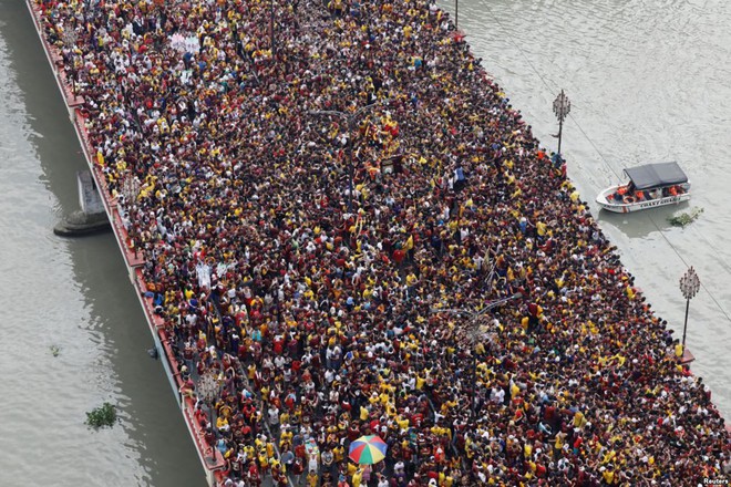 24h qua ảnh: Người theo đạo Thiên chúa tập trung đông nghịt trên cầu ở Manila - Ảnh 6.