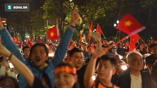 TƯỜNG THUẬT: NHM đổ ra đường ăn mừng chiến công lịch sử của U23 Việt Nam - Ảnh 39.