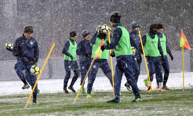 Trong khi U23 Việt Nam tránh tuyết, U23 Uzbekistan vẫn lao mình vào tập luyện - Ảnh 1.