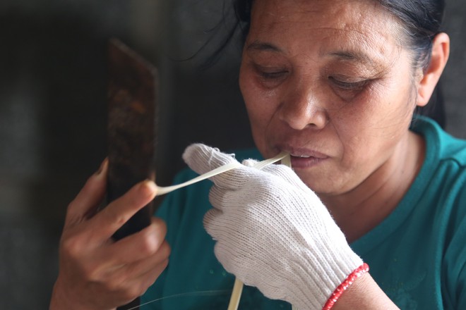 Ngôi làng 60 năm làm nghề chẻ lạt để gói bánh ở Hà Nội - Ảnh 6.