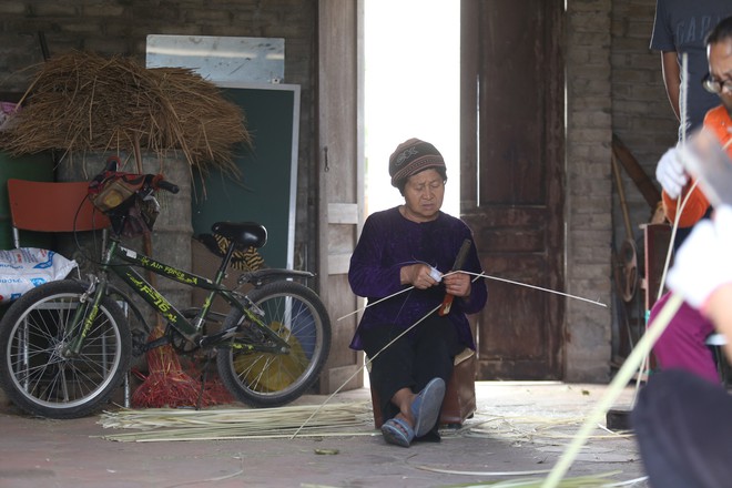 Ngôi làng 60 năm làm nghề chẻ lạt để gói bánh ở Hà Nội - Ảnh 4.