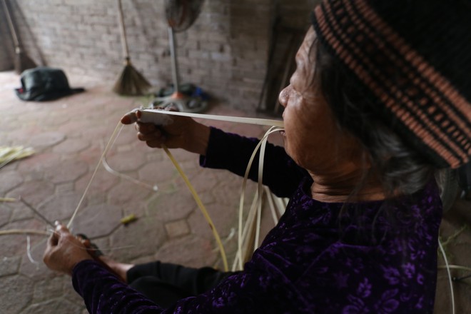 Ngôi làng 60 năm làm nghề chẻ lạt để gói bánh ở Hà Nội - Ảnh 8.