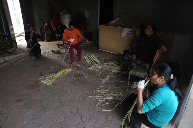 Ngôi làng 60 năm làm nghề chẻ lạt để gói bánh ở Hà Nội - Ảnh 1.