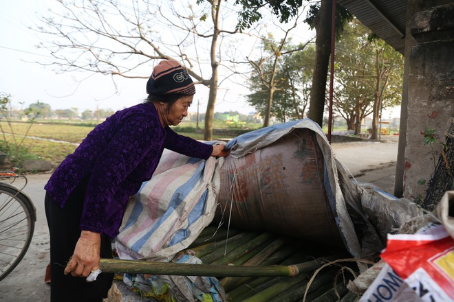 Ngôi làng 60 năm làm nghề chẻ lạt để gói bánh ở Hà Nội - Ảnh 2.