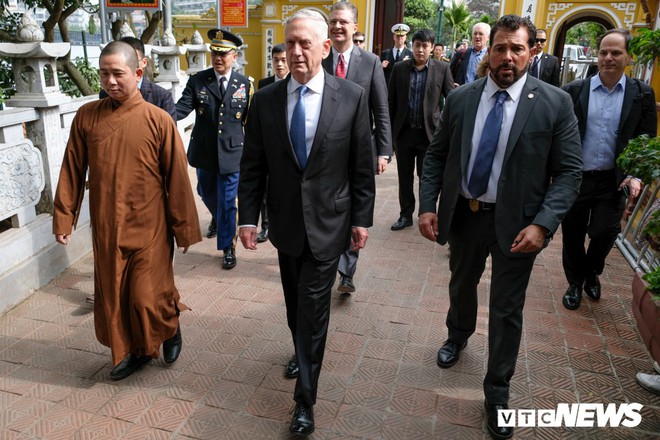 Bộ trưởng Quốc phòng Mỹ James Mattis thăm và dâng hương ở Chùa Trấn Quốc - Ảnh 1.