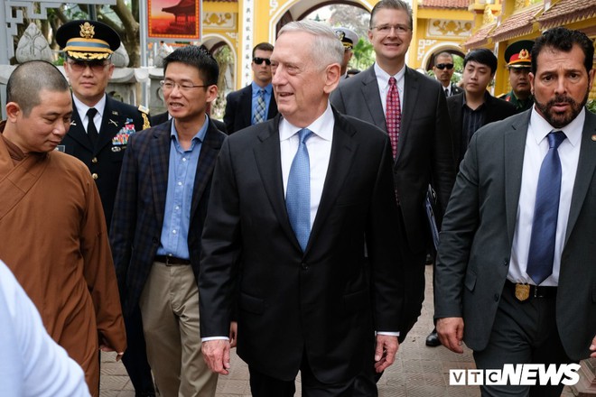 Bộ trưởng Quốc phòng Mỹ James Mattis thăm và dâng hương ở Chùa Trấn Quốc - Ảnh 2.