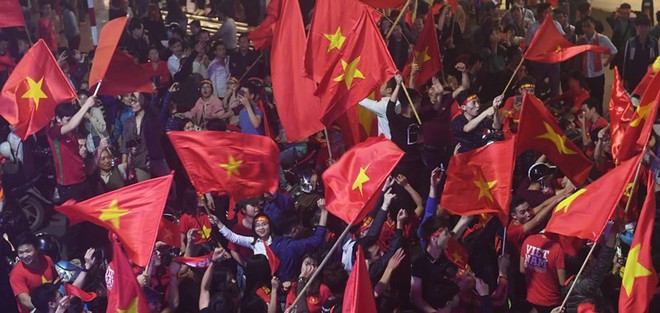 Phóng sự AFC viết gì về dòng thác đỏ CĐV U-23 Việt Nam? - Ảnh 1.