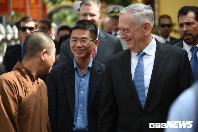 Bộ trưởng Quốc phòng Mỹ James Mattis thăm và dâng hương ở Chùa Trấn Quốc - Ảnh 11.
