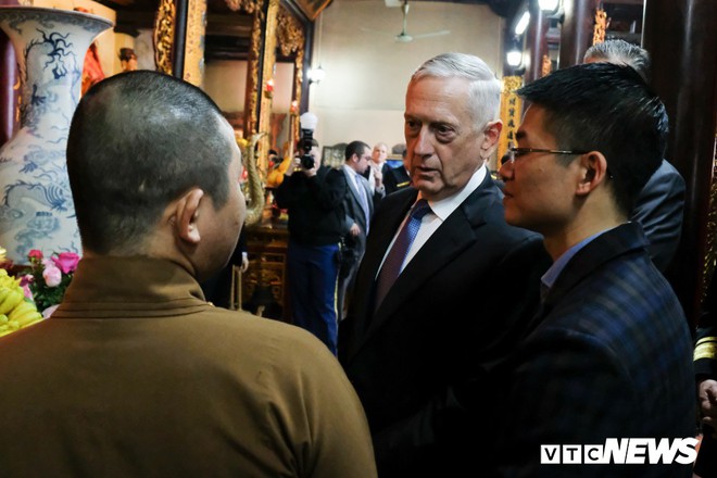Bộ trưởng Quốc phòng Mỹ James Mattis thăm và dâng hương ở Chùa Trấn Quốc - Ảnh 4.