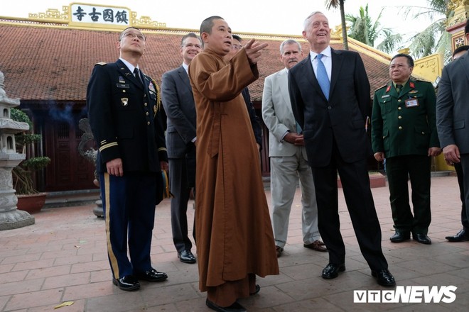 Bộ trưởng Quốc phòng Mỹ James Mattis thăm và dâng hương ở Chùa Trấn Quốc - Ảnh 8.