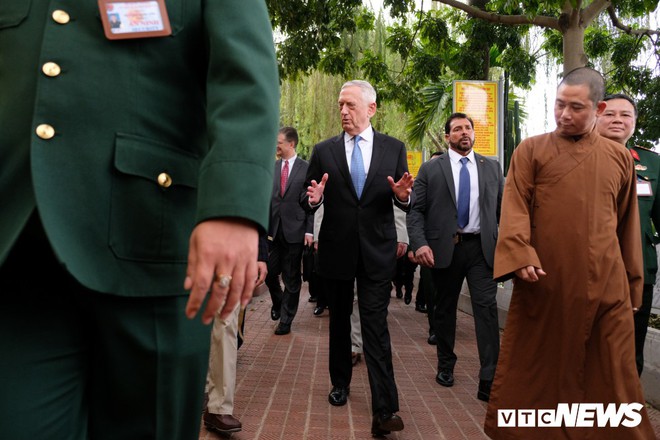 Bộ trưởng Quốc phòng Mỹ James Mattis thăm và dâng hương ở Chùa Trấn Quốc - Ảnh 10.