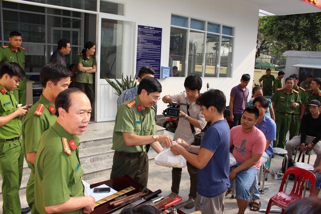 Người dân Sài Gòn mang dao kiếm, mã tấu đi đổi lấy quà Tết - Ảnh 1.