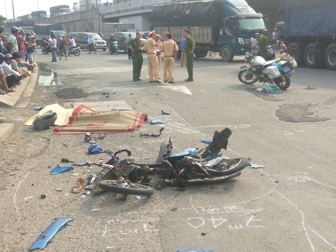 Hàng chục người truy đuổi xe container gây tai nạn ở Sài Gòn - Ảnh 1.