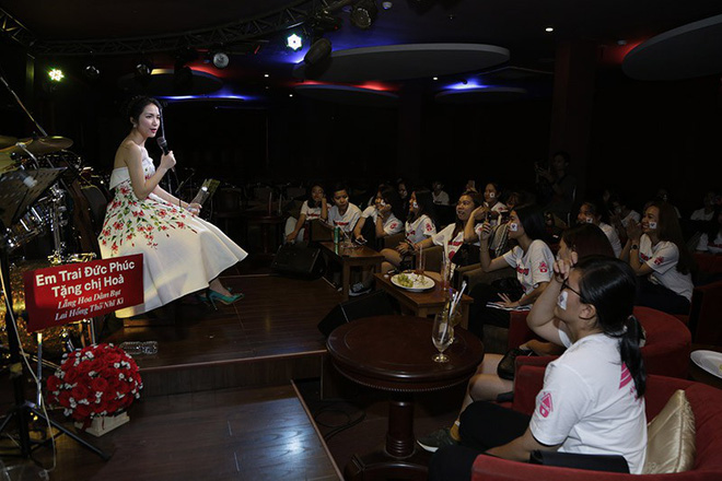 Hòa Minzy mang hoa dâm bụt đi diễn, tặng khán giả - Ảnh 8.