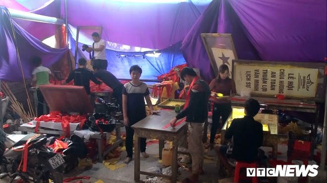 Ảnh: Công xưởng tăng tốc sản xuất cờ đỏ, băng rôn cổ vũ U23 Việt Nam - Ảnh 2.