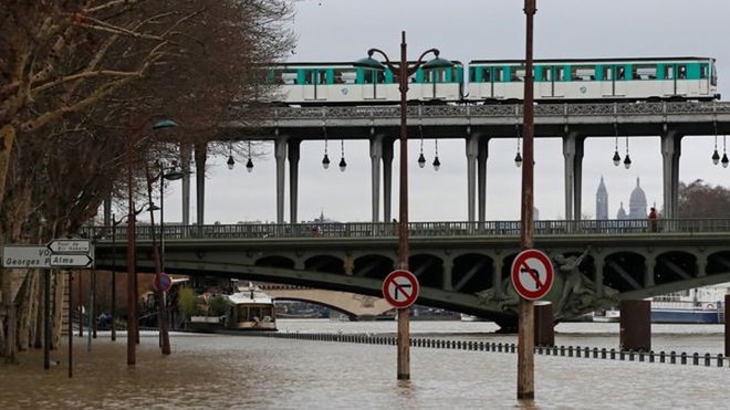 Hình ảnh nước tràn bờ sông Seine khiến Paris thất thủ - Ảnh 2.