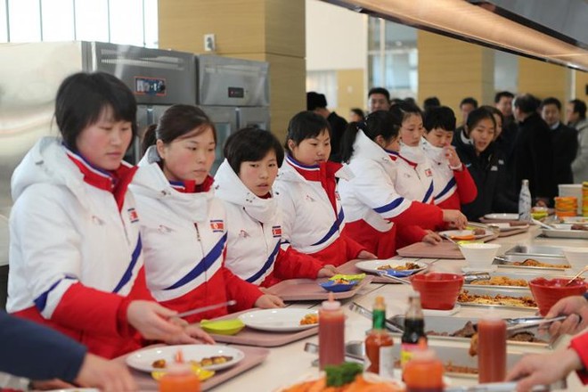 Cận cảnh các cô gái Triều Tiên đội hockey nữ vừa đặt chân lên Hàn Quốc - Ảnh 1.