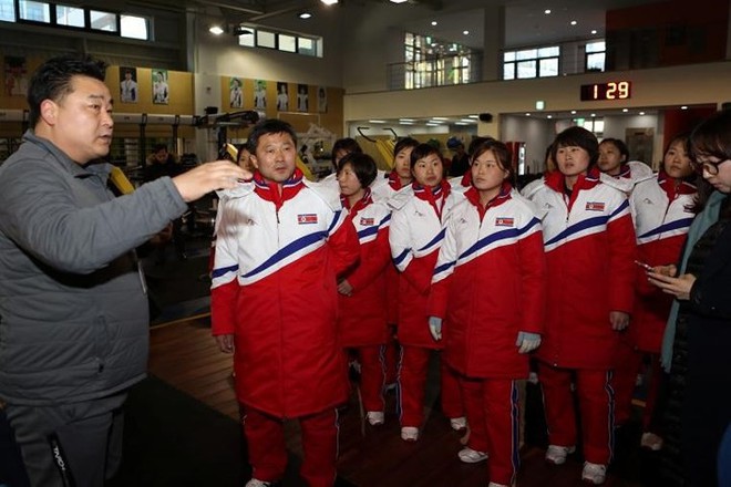 Cận cảnh các cô gái Triều Tiên đội hockey nữ vừa đặt chân lên Hàn Quốc - Ảnh 2.