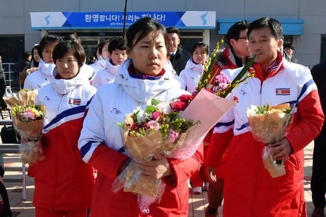Cận cảnh các cô gái Triều Tiên đội hockey nữ vừa đặt chân lên Hàn Quốc - Ảnh 4.