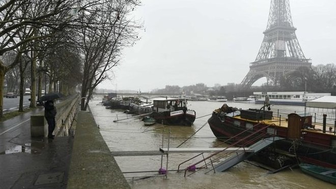 Hình ảnh nước tràn bờ sông Seine khiến Paris thất thủ - Ảnh 5.