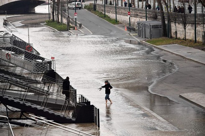 Hình ảnh nước tràn bờ sông Seine khiến Paris thất thủ - Ảnh 9.