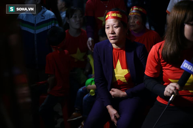 NHM bật khóc, mẹ thủ môn Bùi Tiến Dũng đau lòng nhìn U23 Việt Nam thủng lưới - Ảnh 3.