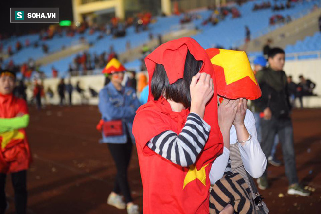 NHM bật khóc, mẹ thủ môn Bùi Tiến Dũng đau lòng nhìn U23 Việt Nam thủng lưới - Ảnh 5.
