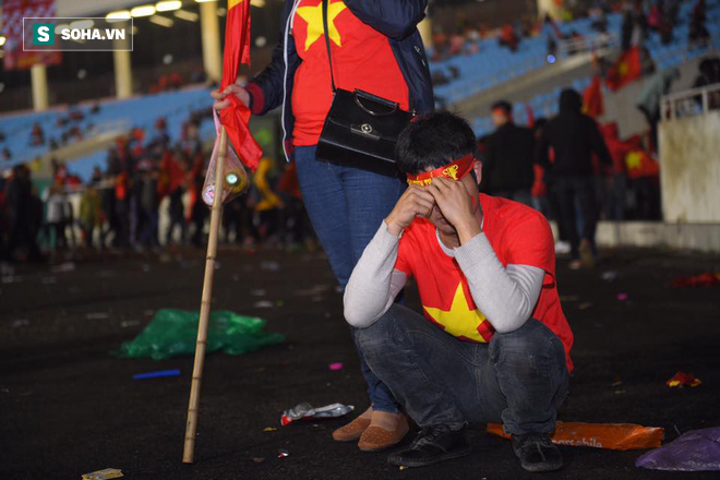 NHM bật khóc, mẹ thủ môn Bùi Tiến Dũng đau lòng nhìn U23 Việt Nam thủng lưới - Ảnh 6.