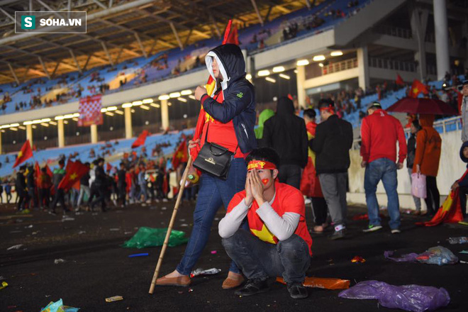 NHM bật khóc, mẹ thủ môn Bùi Tiến Dũng đau lòng nhìn U23 Việt Nam thủng lưới - Ảnh 7.