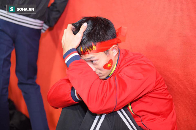 NHM bật khóc, mẹ thủ môn Bùi Tiến Dũng đau lòng nhìn U23 Việt Nam thủng lưới - Ảnh 9.
