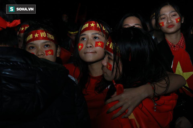 NHM bật khóc, mẹ thủ môn Bùi Tiến Dũng đau lòng nhìn U23 Việt Nam thủng lưới - Ảnh 11.