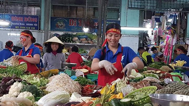 Tiểu thương chợ Đà Nẵng đeo băng đô cổ vũ U23 Việt Nam trước giờ bóng lăn  - Ảnh 11.