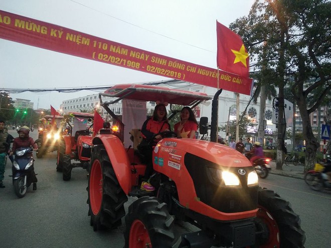Máy cày xuống phố cổ vũ cho đội tuyển U23 Việt Nam - Ảnh 1.
